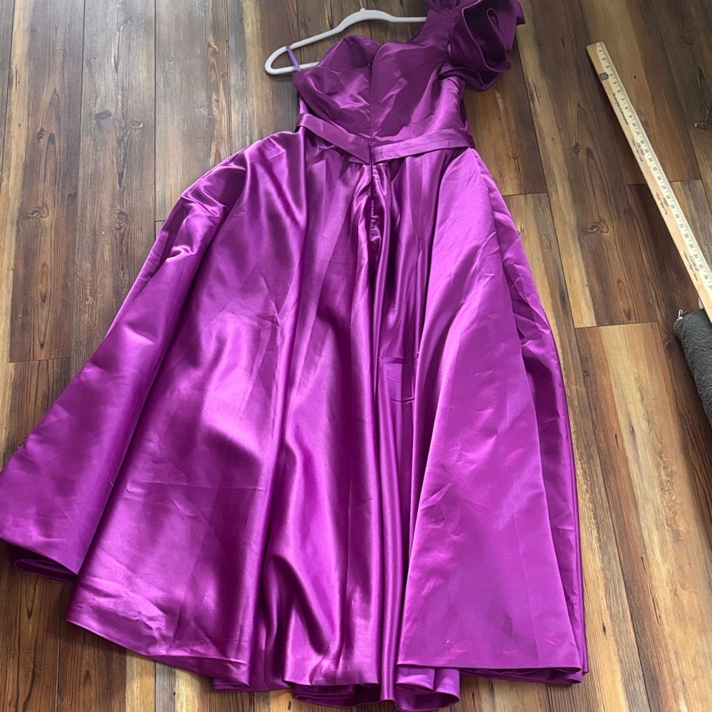 Elegant Purple One-Shoulder Formal/Bridesmaid Dresses Size 8 left NWT - Picture 9 of 9